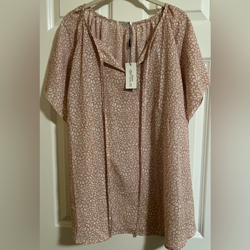 NWT IN’VOLAND top with tie. Size 22W